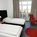 Am Hof 3*